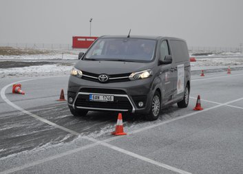 TISKOVÁ ZPRÁVA: Zaměstnanci ústecké Oblastní charity si na autodromu vyzkoušeli nový vůz