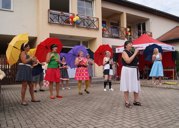 Ústecký deník - Seniory na zahradní slavnosti v Chabařovicích pobavily i tanečnice 