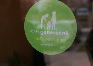 Předání značky Mezigeneračně v Domě pokojného stáří sv. Ludmily