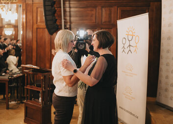 Někteří hrdinové nenosí pláště, ale sedí s námi v kanceláři.